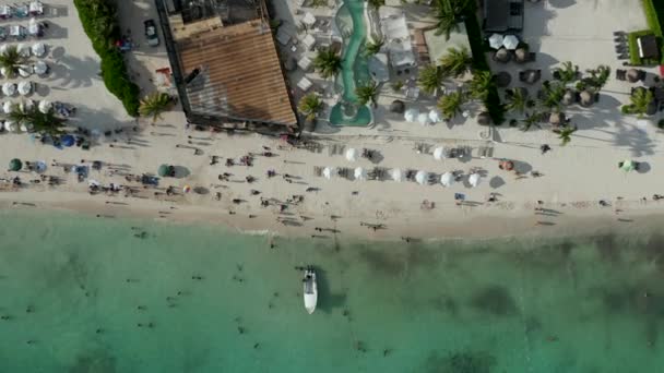 Uppstigning över kusten Resort Beach med vågor och turister promenader runt — Stockvideo