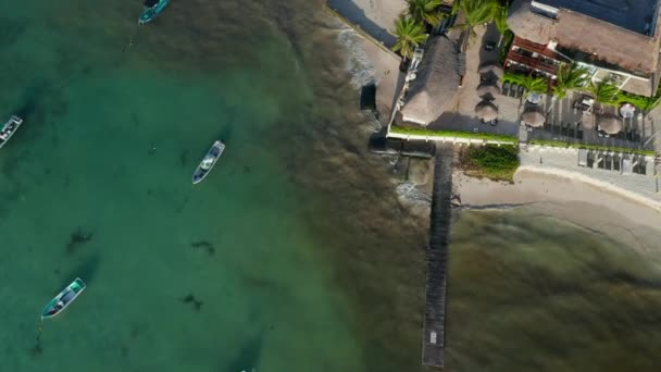 4k Aerial Shot Vindo de Aqua Blue Caribbean Sea para um homem de pé no telhado — Vídeo de Stock