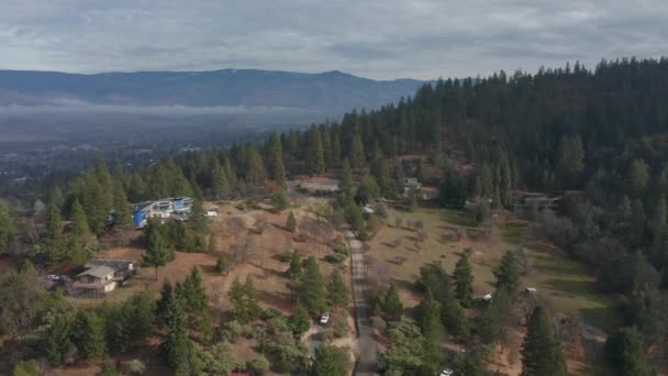 4k空中俯瞰以城市和山脉为背景的高山房屋 — 图库视频影像