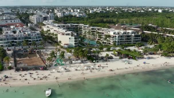4k antenn Stäng Visa Cirkling Blå Aqua Beach och palmer i Karibien Resort — Stockvideo