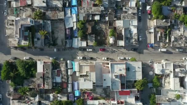 4k aéreo vertical ascendendo acima de um despejo na rua em Small Caribbean Town — Vídeo de Stock