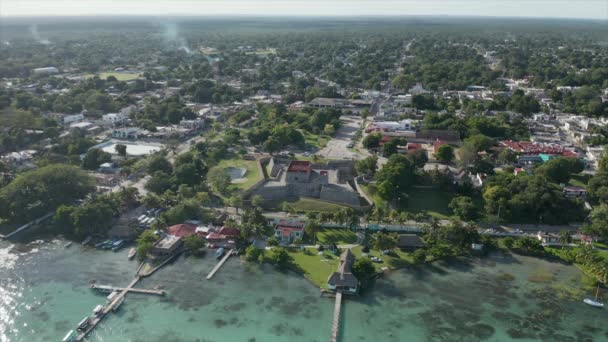 Cirkling runt Historiska spanska fortet på sjön i liten stad nära Belize — Stockvideo