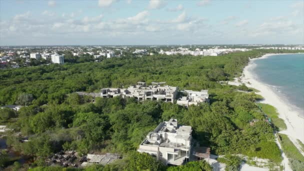 Cirkling runt en ofullbordad eller övergiven Jungle Hotel Resort nära Cancun — Stockvideo