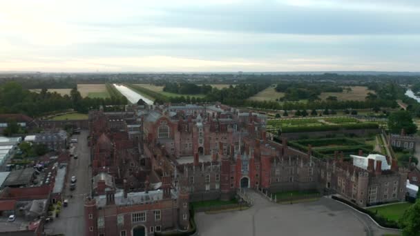 Volando directamente sobre el Palacio Hampton Court, Cardenal Wolsey, 1515 — Vídeos de Stock