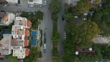 4K Hava Dikey Görünümü Bir Bina ve Sokakta Trafiğin Olduğu Bir Park Gösterirken Düşüyor