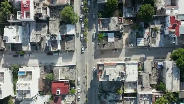 4k antenna Top View of a Street, míg a fehér autók mozgó kisváros közelében Cancun — Stock videók