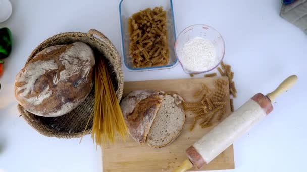 面包、意大利面和鸡蛋放在白桌上 — 图库视频影像