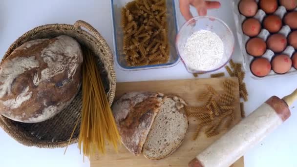 Bröd, spaghetti och ägg på ett vitt bord — Stockvideo