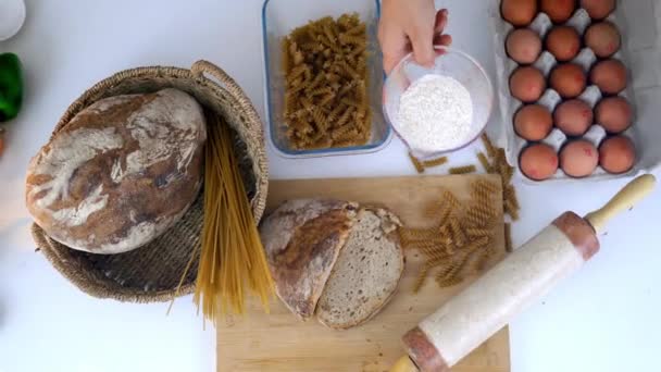 Chleb, spaghetti i jajka na białym stole — Wideo stockowe