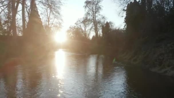 4k Luftaufnahme, die sich entlang des Flusses bewegt, mit einem atemberaubenden Blick auf den Sonnenuntergang in Oregon — Stockvideo