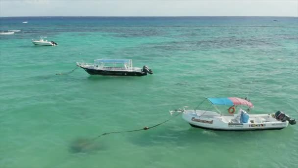4k Flygfoto av båtar och människor som fiskar i havet — Stockvideo