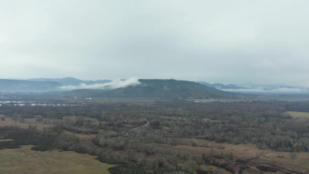 4k Air View Flying Over River Surrounded by Forest Toward Stunning Table Rock — стоковое видео