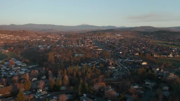 4k空中景观以雄伟的高山为背景飞越城市 — 图库视频影像