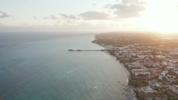 Karayipler 'de bir tatil köyünün dışındaki sahil hattından geri çekilmek. — Stok video