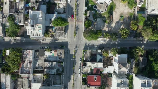 4k Drone εξακολουθούν να βλέπουν και στη συνέχεια ακολουθώντας το δρόμο με οχήματα που κινούνται-κοντά στο Κανκούν — Αρχείο Βίντεο