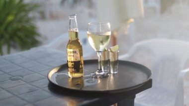 Meksika 'da bir sahil restoranında Corona Bira ve Şarap Kupası' nın etrafında daireler çizdim.