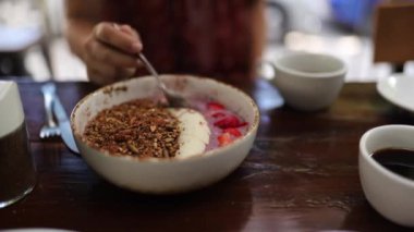 Granola 'yla Smoothie Bowl, Black Coffee' yle Çilek