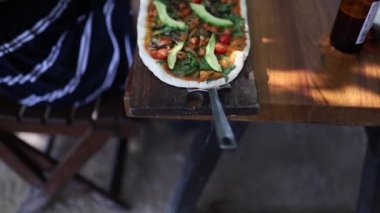 Lokantadaki Ahşap Masa 'da Avocado Pizza Taraması