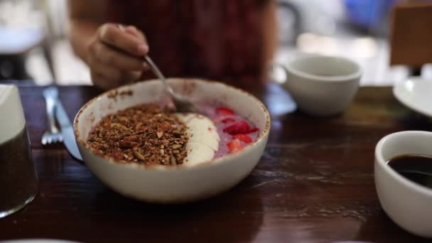 Shot of Eating a Smoothie Bowl con Granola y Fresas con Café Negro — Vídeo de stock