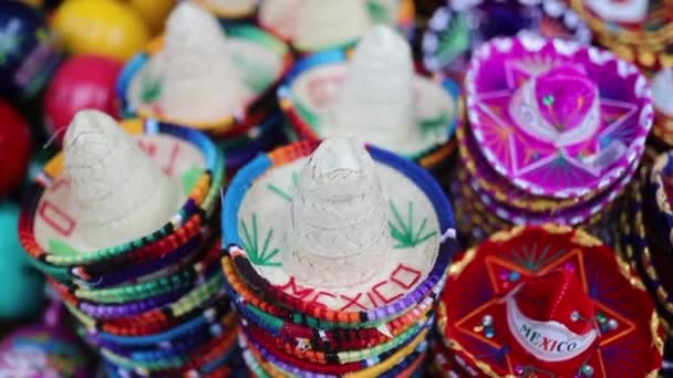 View Spinning körül ajándéktárgyak formájában színes mexikói Sombreros — Stock videók