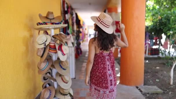Videó a nő egy kalap és egy strand öltöztetős Tánc egy boltban Színes Mexikó — Stock videók