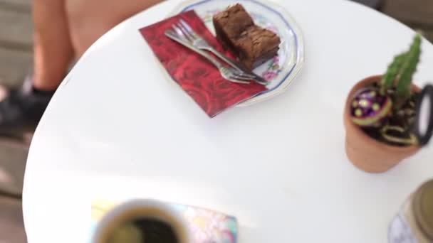 Strzał Skup się na Brownie i Zooming Out do stołu z gorącymi napojami — Wideo stockowe