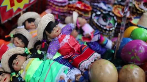 옷을 덮고 다채 로운 옷을 입은 멕시코 인형들의 술집에서 멀리 떠나는 모습 — 비디오