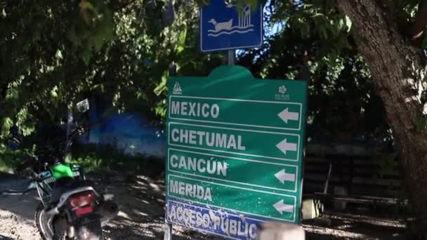 Mexicaanse Routebeschrijving Teken Omringd door bedreigingen en een motorfiets — Stockvideo