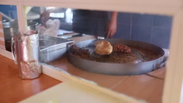 Hombre cocinando una torta en un restaurante — Vídeos de Stock