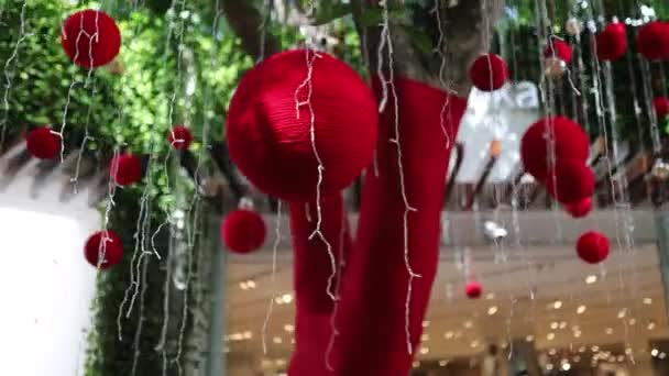 Alışveriş merkezinde Sağanak Yağmurlu Işıklı Kırmızı Noel Dekorasyonları — Stok video