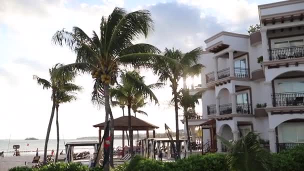 Utsikt Flytta Runt Vacker Beach Front Hotel med Palmer Träd Viftar vid solnedgången — Stockvideo