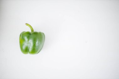 Yeşil dolma biber beyaz bir masada izole edilmiş.