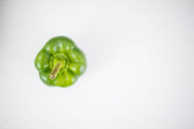 Yeşil dolma biber beyaz bir masada izole edilmiş.