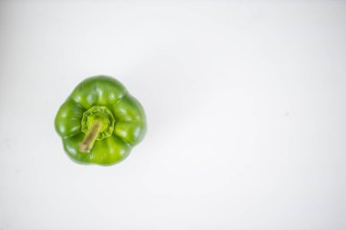 Yeşil dolma biber beyaz bir masada izole edilmiş.