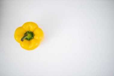 Sarı dolma biber beyaz bir masada izole edilmiş.