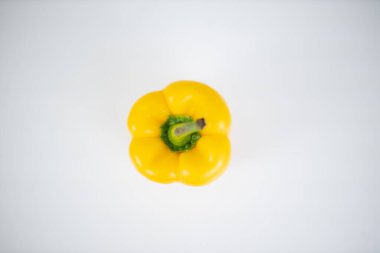 Sarı dolma biber beyaz bir masada izole edilmiş.