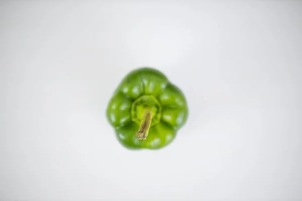 Pimenta verde isolada em uma mesa branca — Fotografia de Stock
