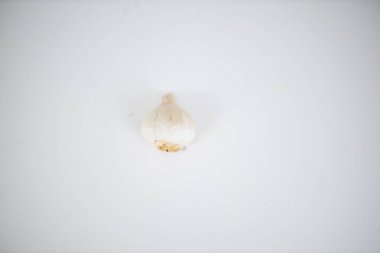 Yukarıdan izole edilmiş taze sarımsak.