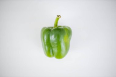 Yeşil dolma biber beyaz bir masada izole edilmiş.