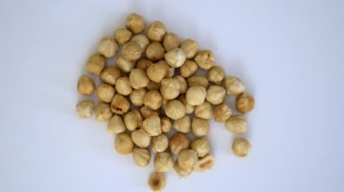 Beyaz masada izole edilmiş küçük nohut yığını