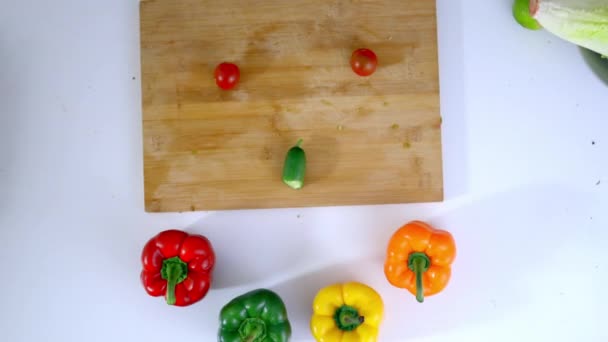 Pimentas coloridas, tomates e pepino em forma de rosto sorridente — Vídeo de Stock