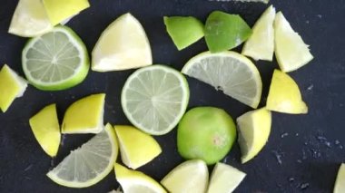 Siyah tepside limon ve limon dilimleyen kadın elleri.