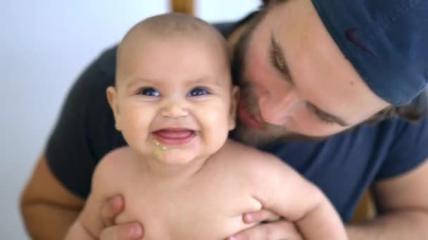 Pai carinhosamente segurando e beijando seu bebê feliz — Vídeo de Stock