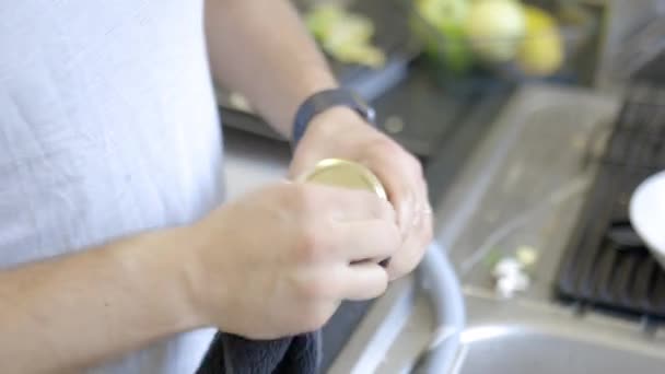 Mani maschili che puliscono un vaso di miele con un panno — Video Stock