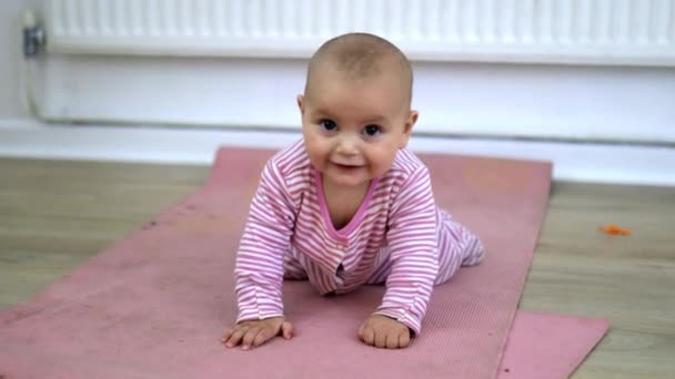 Αξιολάτρευτο και χαρούμενο μωρό ξαπλωμένο σε ροζ χαλάκι — Αρχείο Βίντεο