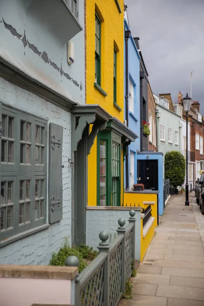 손잡이 와식 물이 있는 다채 로운 영국 집들이 줄지어 있다 — 스톡 사진