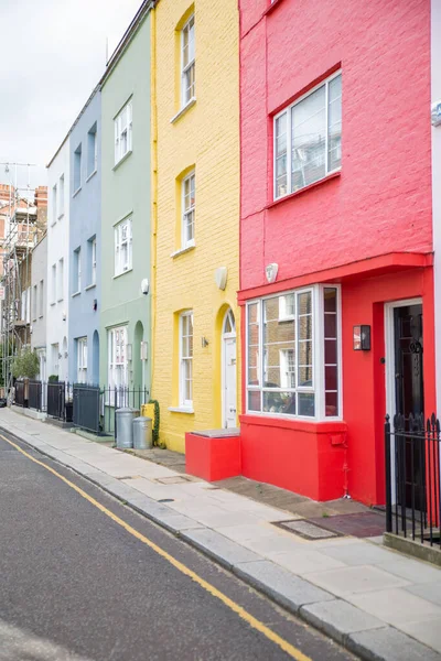 손잡이 와식 물이 있는 다채 로운 영국 집들이 줄지어 있다 — 스톡 사진