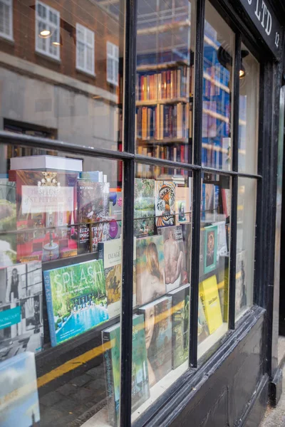 Livros através da grande janela de uma livraria britânica — Fotografia de Stock