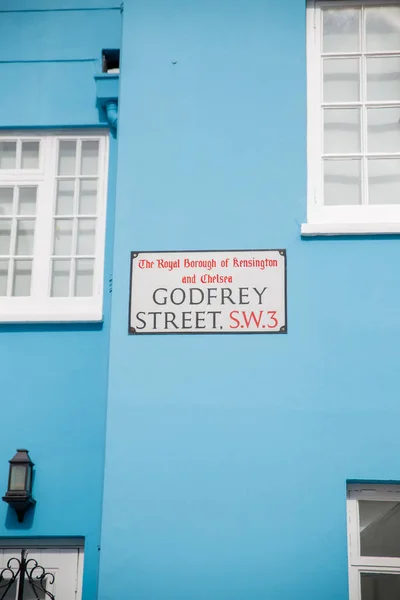 Signo de endereço para Godfrey Street em uma parede azul — Fotografia de Stock