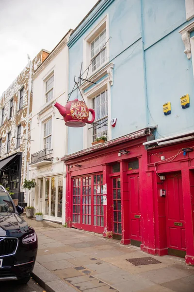 Färgglada brittiska antikaffär på en gata från Notting Hill — Stockfoto